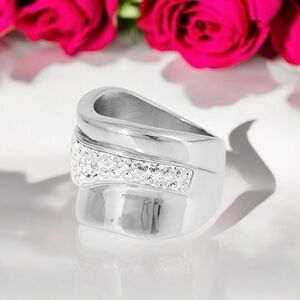 🇨🇦🆕5th Avenue Elegant Ring with Swarovski Crystal Accents